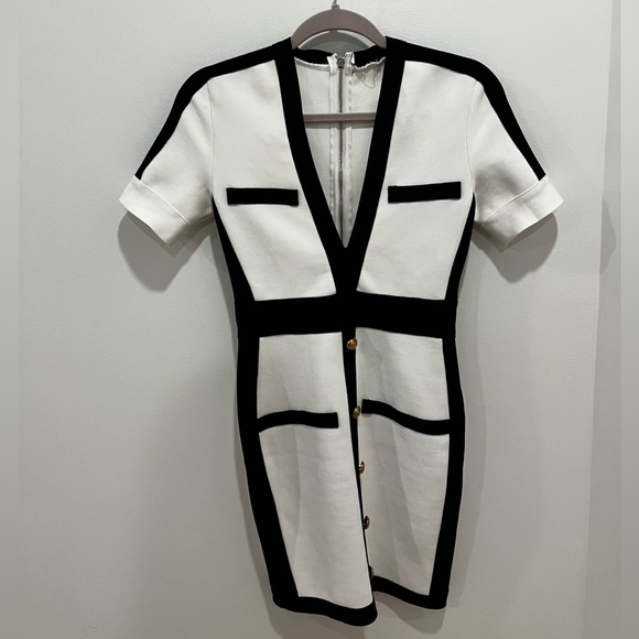 White bandage dress with short sleeves and buttons - Picture 2 of 5